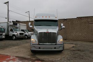 2013 Peterbilt 587 Front